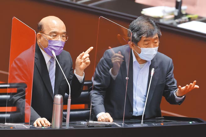 行政院長蘇貞昌（左）與衛福部長陳時中（右）昨赴立院報告，國民黨、無黨籍、時代力量及民眾黨等在野立委，紛紛輪番上陣，進行質詢，陳時中面對邱顯智質詢，一度動怒。（台北市攝影記者聯誼會提供）