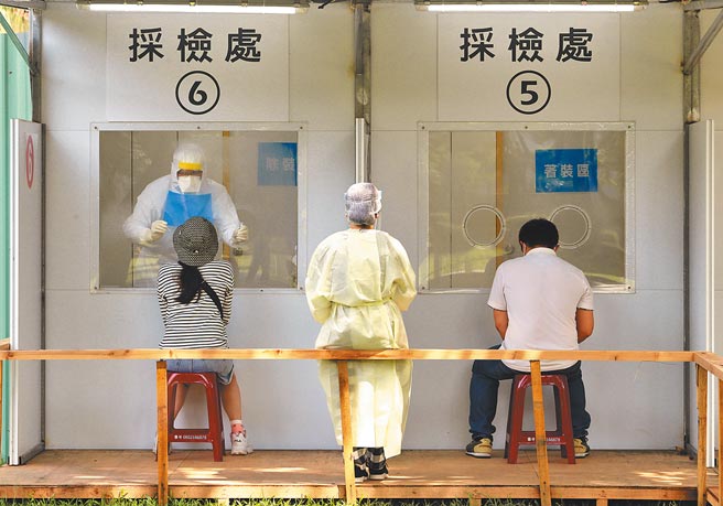 中小企业总会理事长李育家指出，即使有快筛试剂，光伸进去员工喉咙15公分，就很难自己来处理。盼政府应该成立企业快筛示范平台，给予资源跟知识协助。图为桃园市府位于中坜中正公园的社区採检站，民眾接获卫生局通知前来採检。（陈麒全摄）