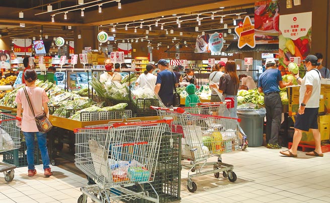 疫情下，民眾抢购民生物资，价格也悄悄出现变化，从行政院稳定物价小组关注的17项重要民生物资中观察，民眾最爱抢购的速食麵，原本价格平稳，现在涨幅却达2.72％，特别相当明显，鸡蛋、米的涨幅也分别达5.51％以及2.8％；曹志弘表示，5月厂商对速食麵的促销优惠多取消，但没有正式调高定价。(陈俊吉摄)