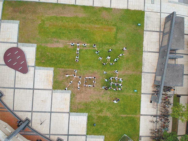 台科大「活力合唱」通识课学生录制《手牵手护台湾》加油防疫影片。（台科大提供／林志成台北传真）