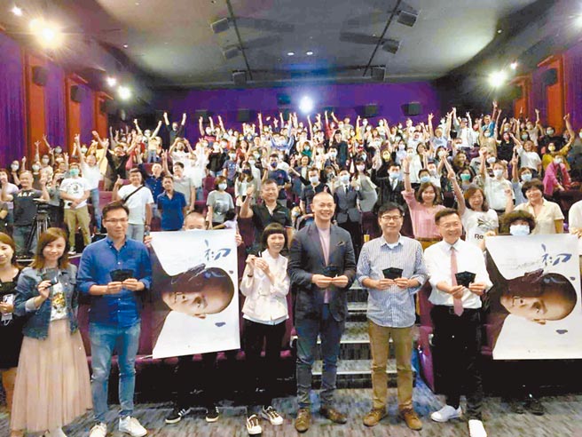 台铝MLD影城惊传即将易主，图为名厨江振诚（前排中）到台铝出席电影活动画面。（本报资料照片）