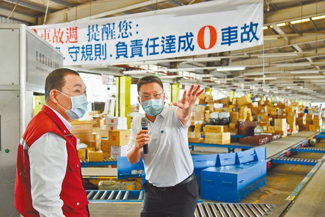 新北市長侯友宜8日前往新竹物流公司三重營業所視察，了解業者運用科技化配送，達到零接觸目標。（新北市府提供／葉德正新北傳真）