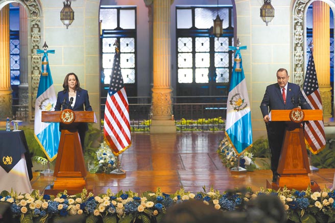 在瓜地马拉访问的美国副总统贺锦丽，7日与瓜国总统贾麦岱举行会谈，双方就移民、打击贪腐、经济合作等问题交换意见。（新华社）