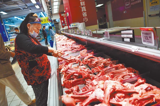 大陆5月消费者物价指数（CPI）年涨幅将扩大至1.6％，并创下近8个月高位。5月PPI年涨幅预估进一步扩大至8.5％。图为大陆市民购买猪肉情形。（中新社）