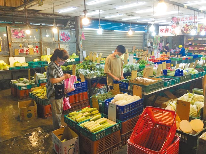 市场群聚风险高，桃园市推出身分证尾数单双分流，9日起在6大市场将落实实施。（赖佑维摄）