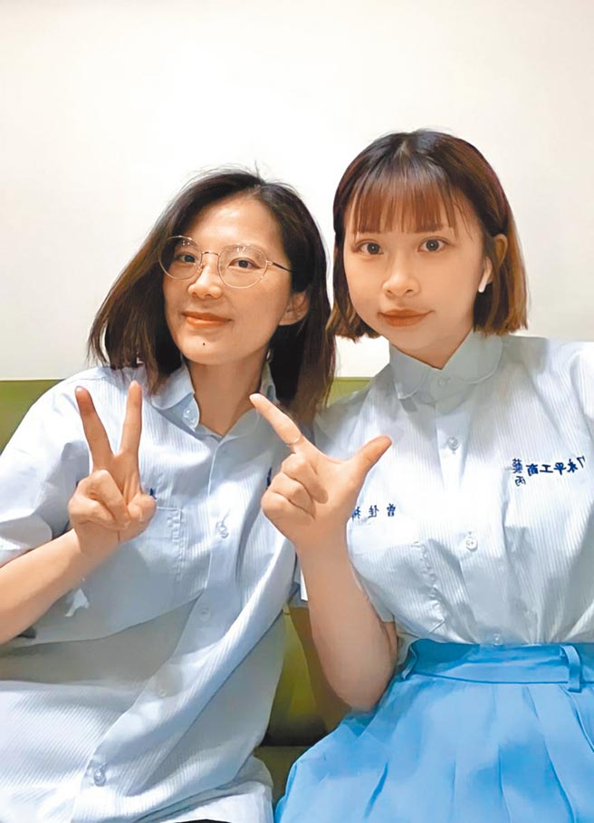 姜美紅（左）與女兒曾佳樺今年一起在永平工商順利畢業。（永平工商提供／呂筱蟬桃園傳真）