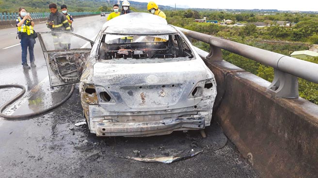 云林古坑消防分队抵达时，谢政安驾驶的侦防车驾驶座车门已开启。（警方提供／吕妍庭嘉义传真）