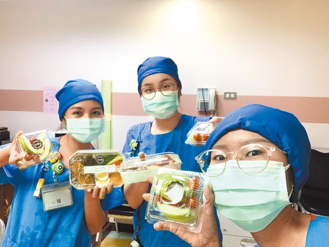 牧心發起「萬人挺醫護」，捐款送便當活動，讓馬偕的醫護人員感到很窩心。（馬偕醫院提供／莊哲權台傳真）