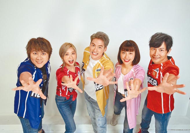 王仁甫（左起）、豆花妹、許孟哲、峮峮、孫協志主持《飢餓遊戲》，深受觀眾喜愛。（中視提供）
