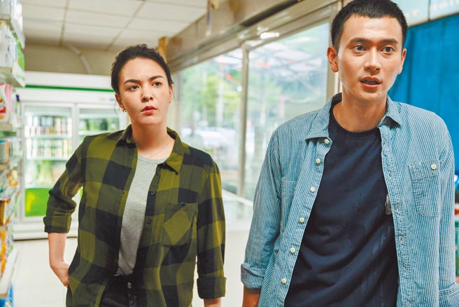 張榕容（左）劇中飾演刑警，劉冠廷則飾菜鳥警察。（CATCHPLAY提供）