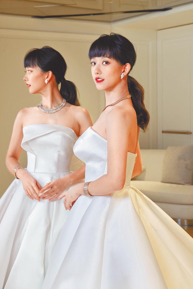 孟耿如因疫情取消婚礼，但仍穿上白纱礼服、佩戴宝格丽BVLGARI Serpenti系列珠宝，留下人生最美丽的时刻。（宝格丽提供）