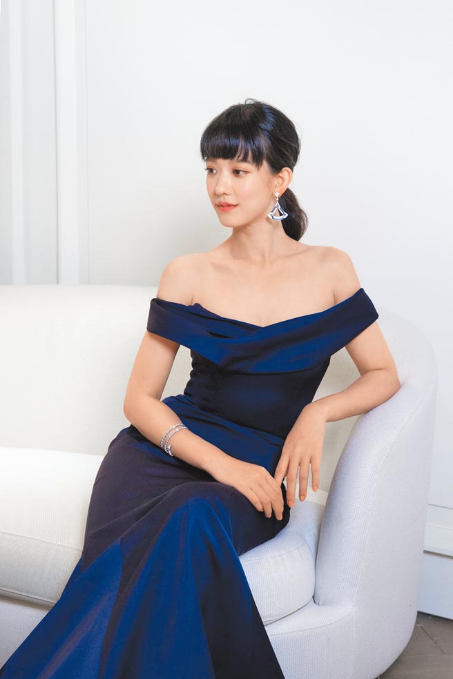 孟耿如穿上蓝色礼服佩戴宝格丽Divas’Dream蓝宝石耳环和Serpenti Viper钻石手环。（BVLGARI提供）