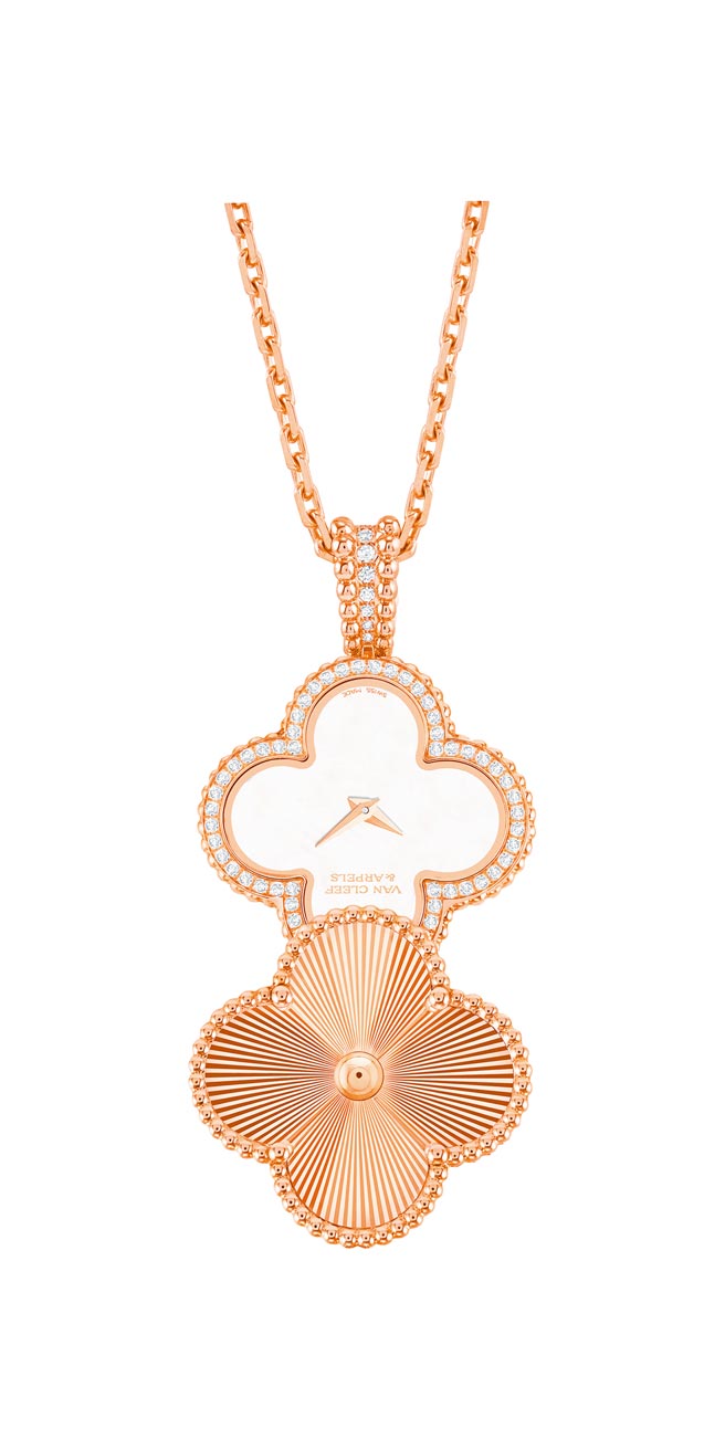 梵克雅宝Alhambra项炼首度结合神秘表，玑镂雕花玫瑰金款61万元。（Van Cleef & Arpels提供）