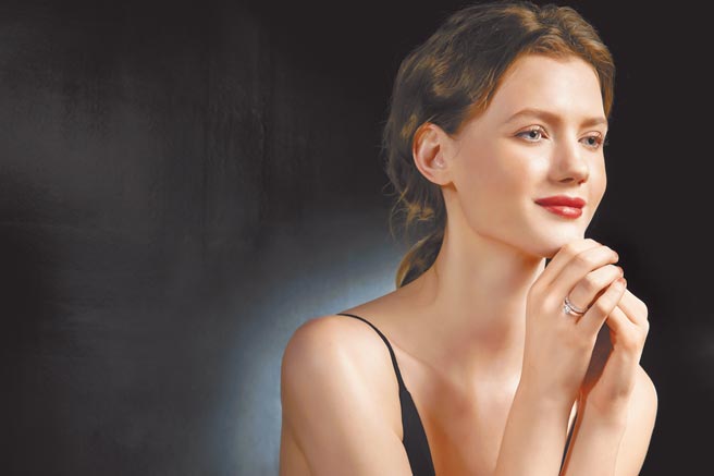 HEARTS ON FIRE以精致完美切工打造「DLight」婚嫁系列戒指。（HEARTS ON FIRE提供）