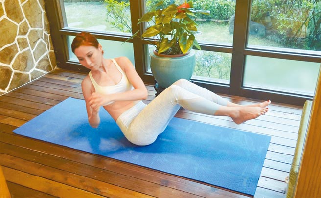 林凡防疫期间督促自己天天运动，她为读者示范的健身动作中，特别加强腹部及臀部操练，包括腹部动作每套30秒、共4组；臀部动作每套做15至20次，同样共4组。（华纳音乐提供）