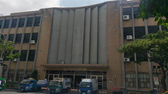 一名男医师聘前女友到诊所上班，又买房给前妻住隔壁，女医妻崩溃诉请离婚准了。(中时资瞭库)