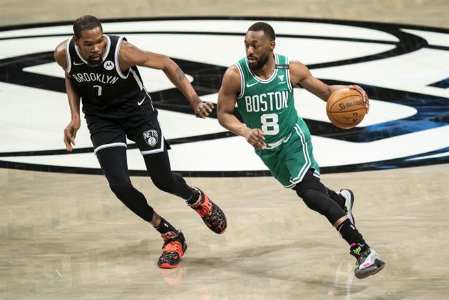 肯巴沃克(右)今年季後賽表現欠佳，還因傷缺席後兩場。(美聯社資料照)