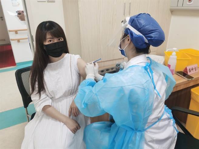 孟庭葦曬打疫苗照。（圖／取材自孟庭葦微博）