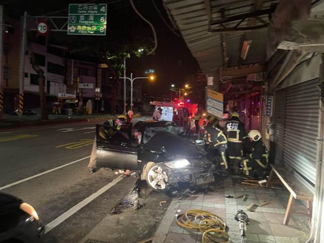 黑色BMW自撞電線桿及公車站牌，2名乘客輕傷順利脫困，駕駛則受困變形車內長達2多小時。（台中市消防局提供／王文吉台中傳真）