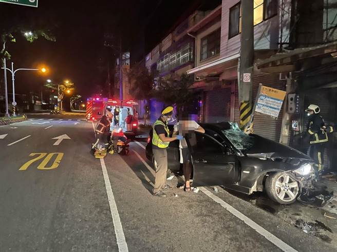 黑色BMW自撞電線桿及公車站牌，2名乘客輕傷順利脫困，駕駛則受困變形車內長達2多小時。（台中市消防局提供／王文吉台中傳真）