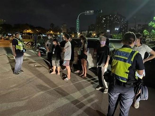 第四分局南屯派出所日前於轄內重劃區，發現一群年輕人趁半夜無人之際在該處聚會；警方將這群年輕人逐一抄登資料，移由衛生機關裁罰。（警方提供）
