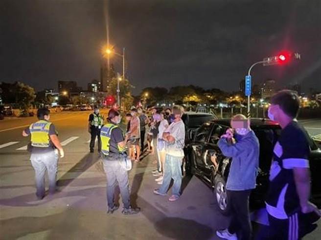 第四分局南屯派出所日前於轄內重劃區，發現一群年輕人趁半夜無人之際在該處聚會；警方將這群年輕人逐一抄登資料，移由衛生機關裁罰。（警方提供）