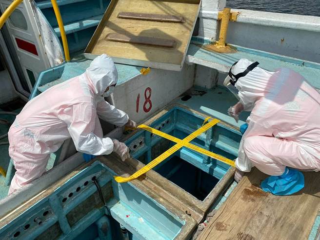 南部分署第一一岸巡队检查入兴达港的渔船是否有偷藏违禁品。（第一一岸巡队提供／林瑞益高雄传真）