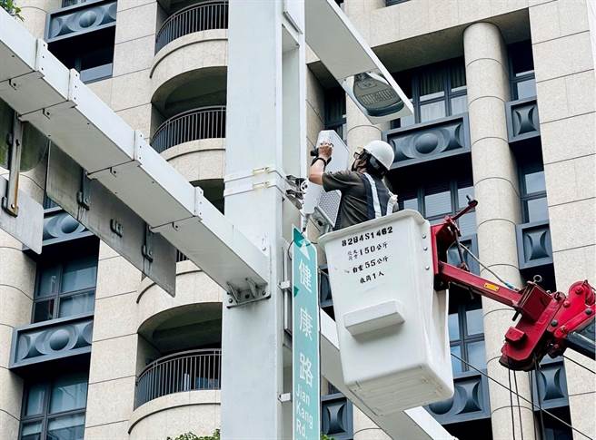 亚太电信打造业界首座5G毫米波智慧杆。（亚太电提供）