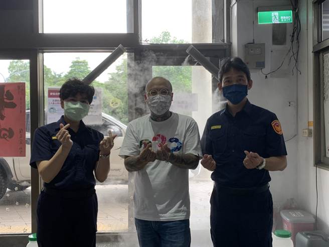 新北市圣翔救援协会理事长阮桥本(钢铁爸)担心故乡土城疫情，捐赠「喷雾式消毒门」给土城分局。（警方提供）