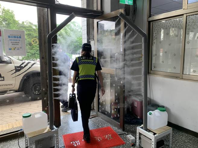 新北市圣翔救援协会理事长阮桥本(钢铁爸)担心故乡土城疫情，捐赠「喷雾式消毒门」给土城分局。（警方提供）
