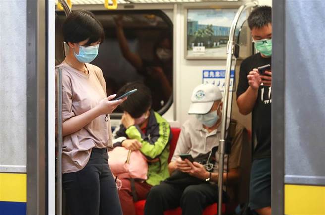 因应新冠肺炎疫情，台铁今再宣布减班平日及假日列车。（图／报系资料照）