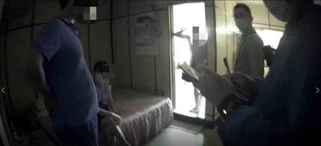 警方当场查获男客与陆籍女子正在「人与人连结」。(民眾提供／曹婷婷台南传真)