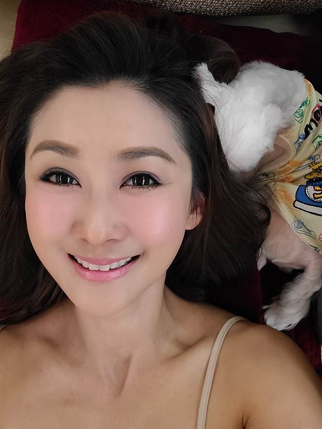 陈佩骐利用在家防疫时间尝试不同妆容。（图／取材自陈佩骐打气团脸书）