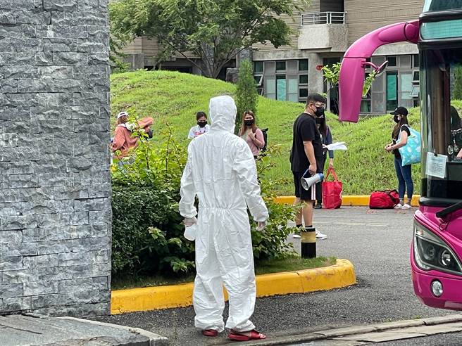 京元電竹南廠9日再針對移工2篩，結果有30人轉陽，昨晚緊急清空1區獨立宿舍暫安置30名快篩陽性移工，10日上午再轉至集中檢疫所等待PCR結果。（民眾提供／陳育賢苗栗傳真）