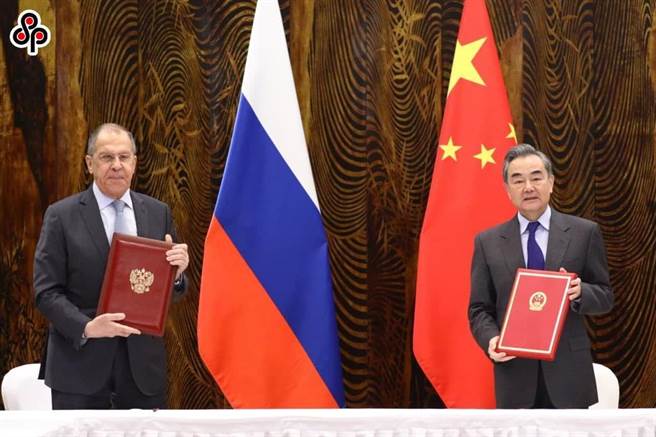 俄羅斯外長拉夫羅夫指加強與中國全面協作毫無疑問是俄優先選項。圖為今年3月22日中國國務委員兼外長王毅在廣西桂林與拉夫羅夫會晤。（摘自俄羅斯外交部臉書）