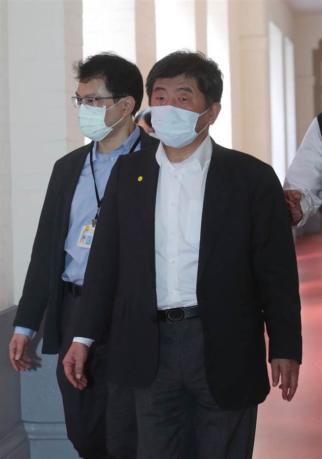 卫福部长陈时中（图）10日出席立法院联席会，报告中央政府严重特殊传染性肺炎防治及纾困振兴特别预算第3次追加预算案，并备质询，会前，陈时中步行前往联席会。（刘宗龙摄）
