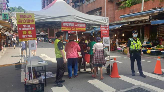 基隆华三街出入口设置管制站，禁止汽、机车进入。（陈彩玲摄）