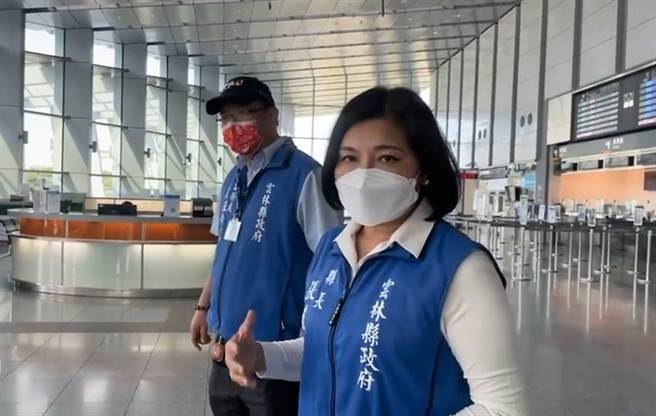 云林县长县长张丽善今早上与工务处长汪令尧到云林高铁站视察及将设置快筛站的位置，她呼吁旅外乡亲回到云林，请先做完快筛，阴性再回家。（周丽兰摄）