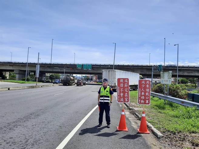 云林县警察局制作「端节宅在家，亲情不会减」告示牌，让员警在交流道、省道、联外道路等重要道路执勤时加强宣导。（云林县警局提供）