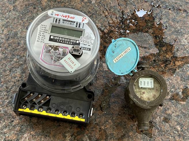 市府聯合稽查小組將養生館水錶和電錶拔除，對養生館斷水斷電，展現防疫決心。（石秀華攝）