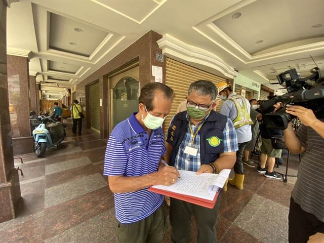 市府衛生局人員告知養生館屋主斷水斷電的措施。（石秀華攝）