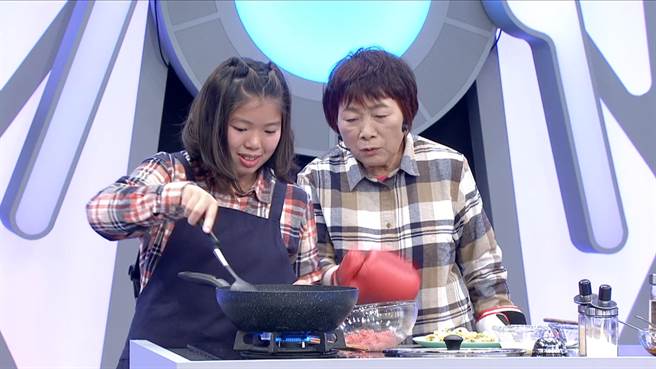 《阿公阿婆神救援》入围儿童／青少年节目奖。（客家电视提供）