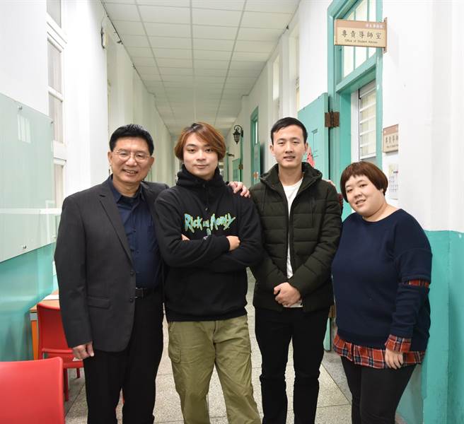 台师大专任导师主动关切，协助学生完成申请「新冠肺炎纾困助学金」。导师分别为位于图中左一的华语系专责导师刘一平，以及位于右一的公领系专责导师李立旻。(台师大提供／李侑珊台北传真)