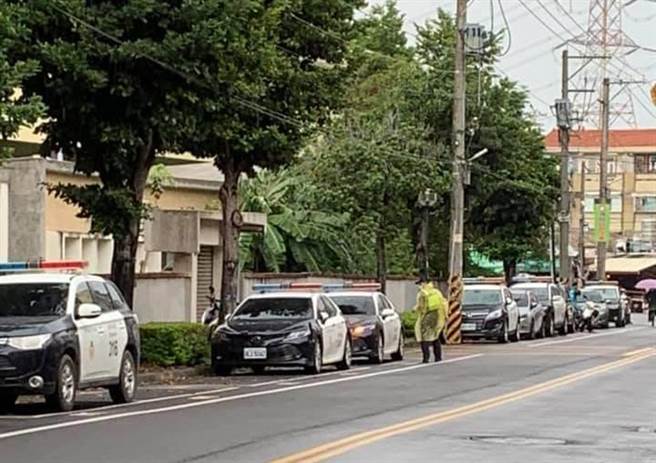斗北警方也强力执法，出动警车占领市场附近车位，减少流动摊贩摆设机会。（警方提供／吴建辉彰化传真）