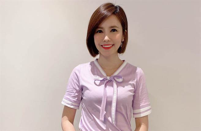 王偊菁表示看到友台同仁快篩確診被送上車，心裡點酸酸的。（圖／三立新聞王偊菁 FiFi臉書）  