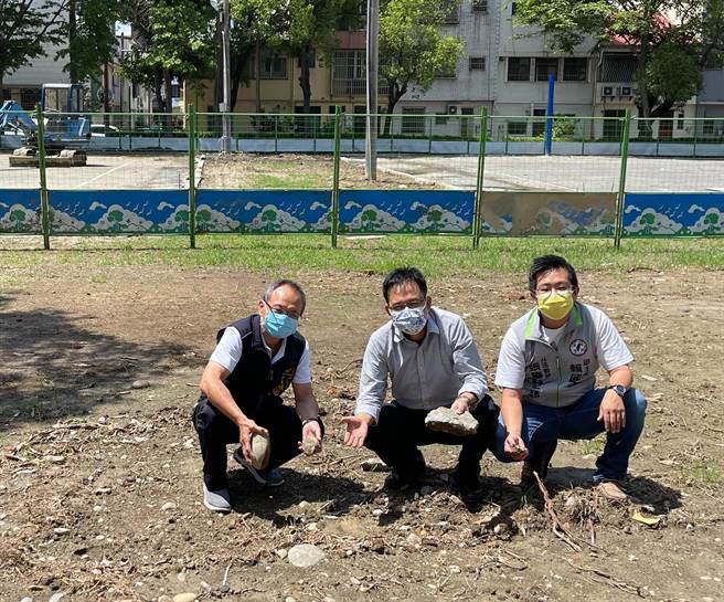 市议员张耀中说，黎明公园篮球场工程持续进行中，但一旁槌球草地被施工单位破坏殆尽，现况寸草未留。（市议员张耀中服务处提供）