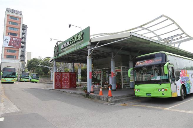 嘉義縣公車處營運狀況受疫情波及，載客率大減7成之多，相較去年同期營收更少了85％，已預期今年虧損將再擴大。（呂妍庭攝）