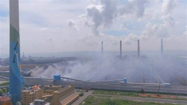 中火電廠燃煤通道起火濃煙沖天，一水之隔彰化和線伸嚇壞了。（彰化縣環保局提供／吳敏菁彰化傳真）