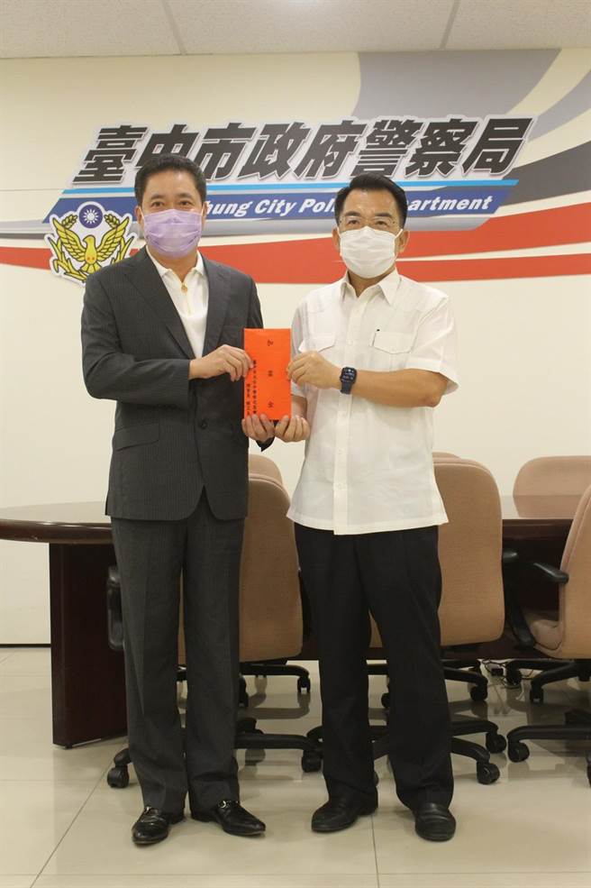 捐赠仪式在警察局贵宾室举行，由台中市警察局长杨源明代表受赠。（台中市警察局提供／张妍溱台中传真）