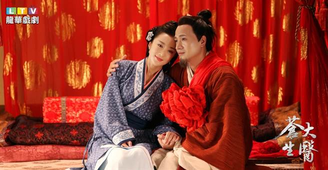 华佗为明心医治眼睛进而让两人互生情愫，之后明心一直陪伴在华佗身边。（图／龙华电视提供）